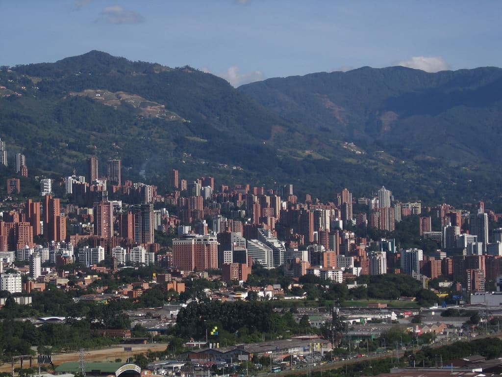 El Poblado. It is the neighborhood with the largest hotel and gastronomic offer in the city. It is characterized by its steep streets, lush vegetation, and an international atmosphere. It is the place where 'everything happens' when the sun goes down, concentrating the best designer restaurants and nightclubs.