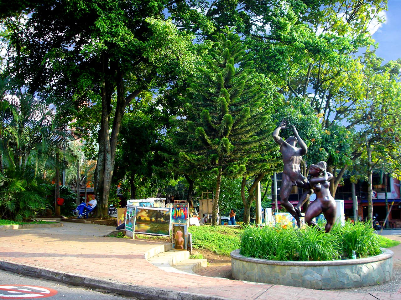 Parque Lleras, in El Poblado, Medellín. It is the heart of El Poblado neighborhood. Historically, it was the party spot par excellence, surrounded by hostels, clubs, and bars.