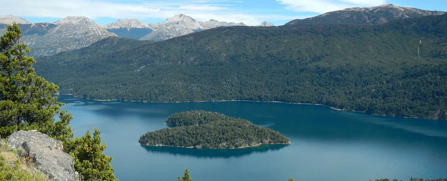 Corazón Island (Heart Island) is an iconic rocky islet covered in vegetation located in Lake Mascardi.