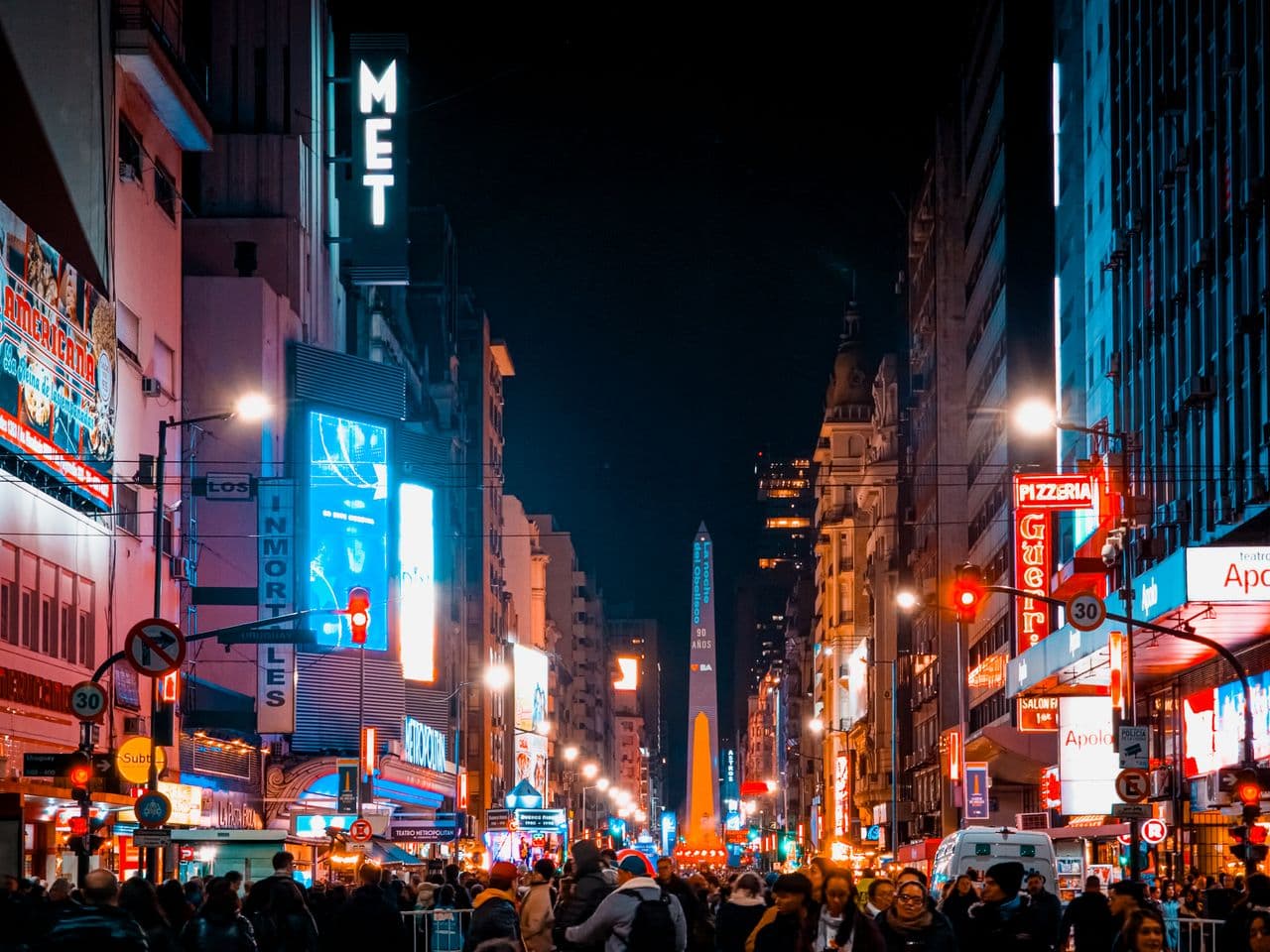 La Calle Corrientes, conocida como 'la calle que nunca duerme', es el corazón de la vida nocturna porteña.