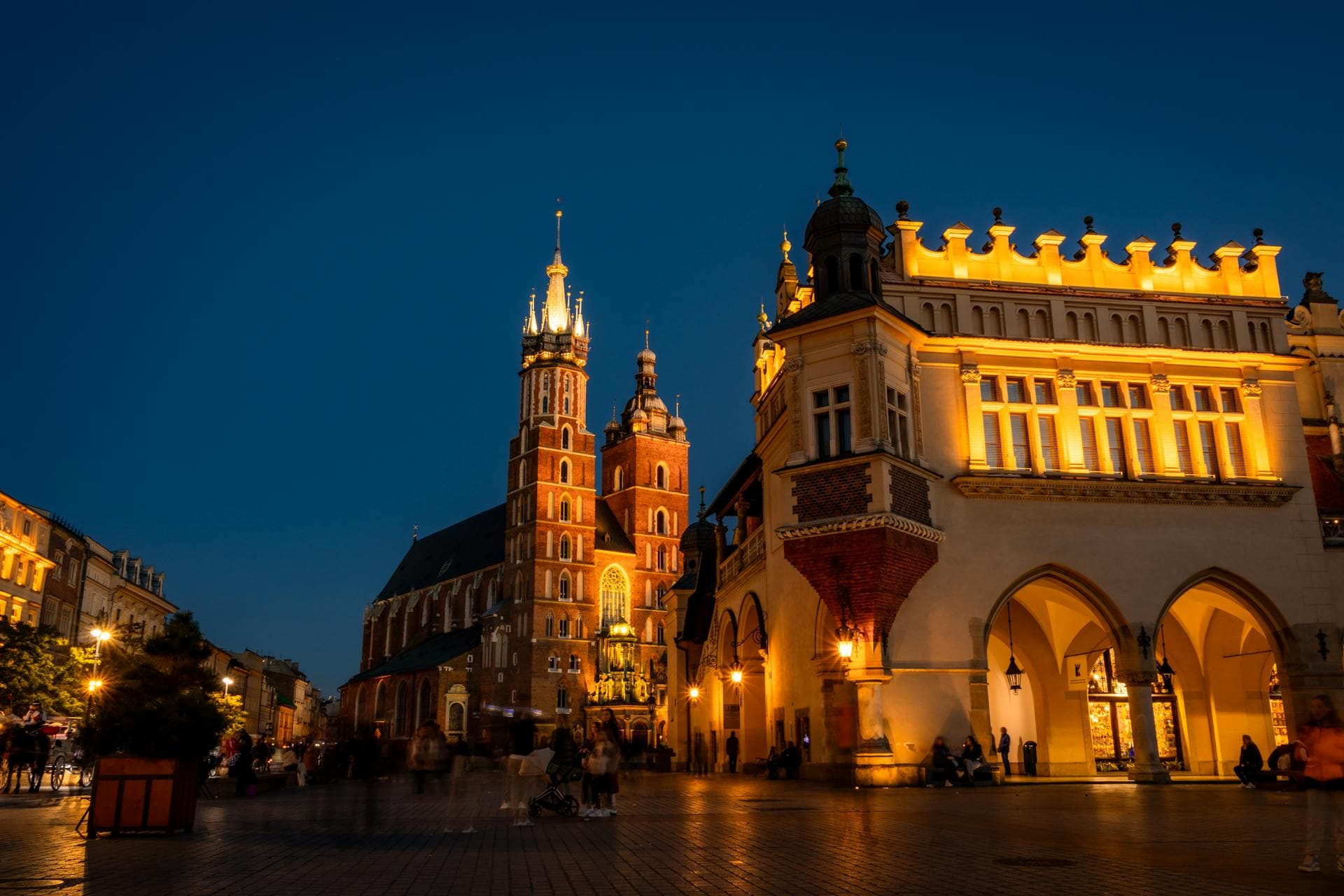 Vista Nocturna De La Basílica De Santa María En Cracovia, Polonia.