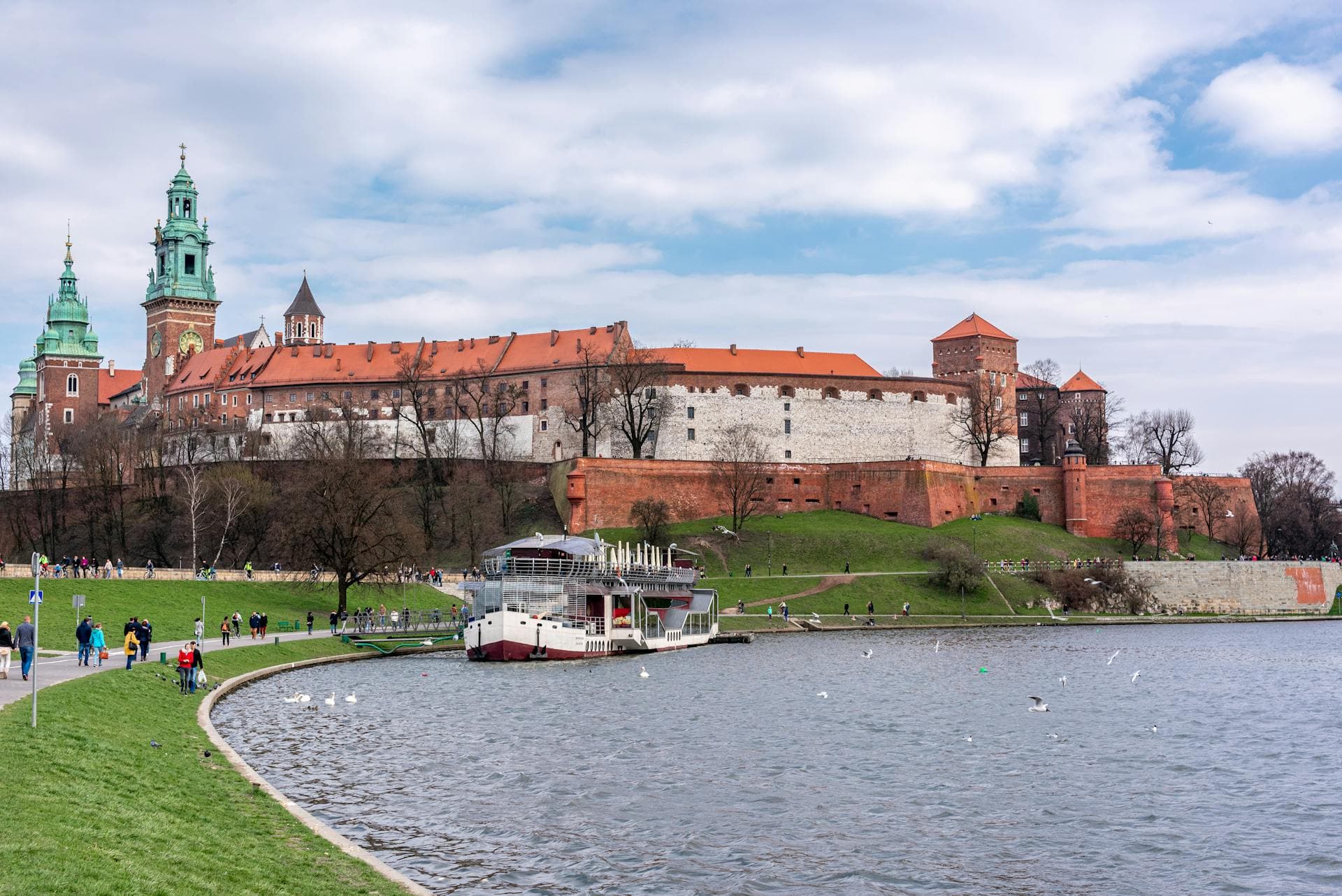 Vista panorámica del castillo de Wawel con barcos en el río Vístula, Cracovia, Polonia.