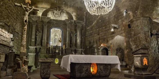 La capilla de St. Kinga es la cámara más famosa en el museo subterráneo de sal Wieliczka. Capilla se encuentra 101 metros bajo tierra.