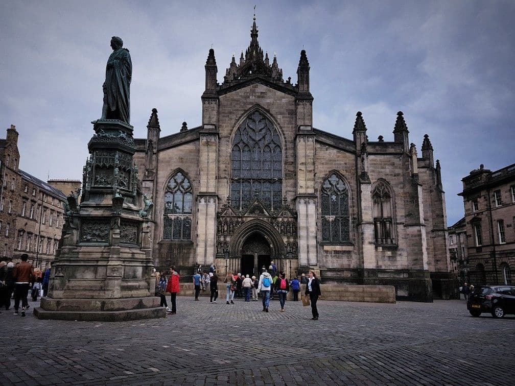 La imponente fachada gótica de la Catedral de St Giles y su famosa torre en forma de corona en la Royal Mile de Edimburgo.