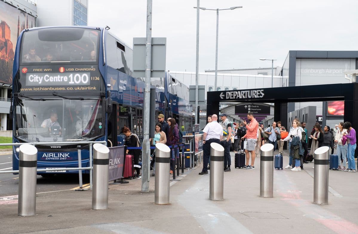 Autobús de dos pisos Airlink 100 en el aeropuerto de Edimburgo, Escocia.