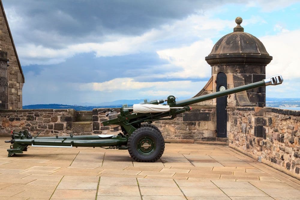 El histórico Cañón de la Una siendo disparado desde las murallas del Castillo de Edimburgo.
