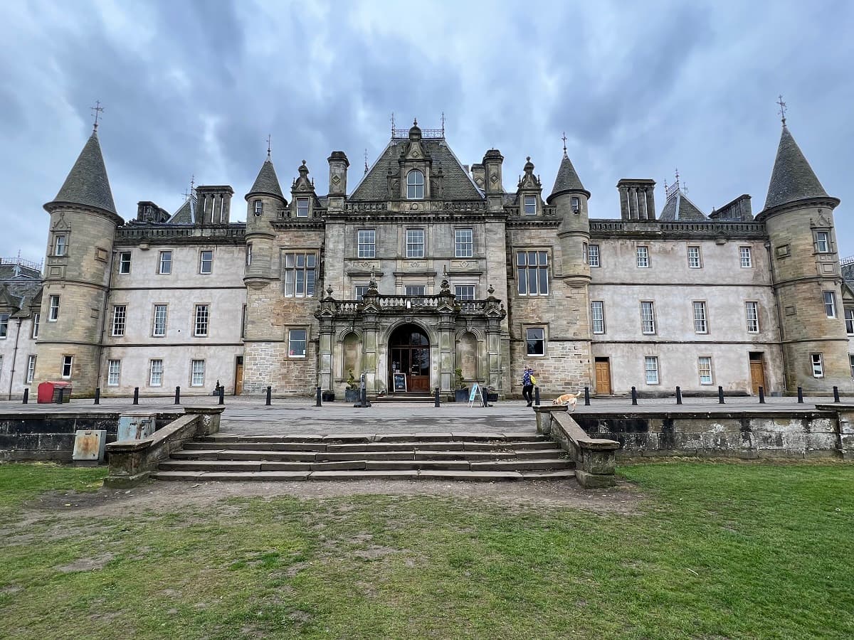 La imponente fachada de Callendar House rodeada de jardines en Falkirk, Escocia.