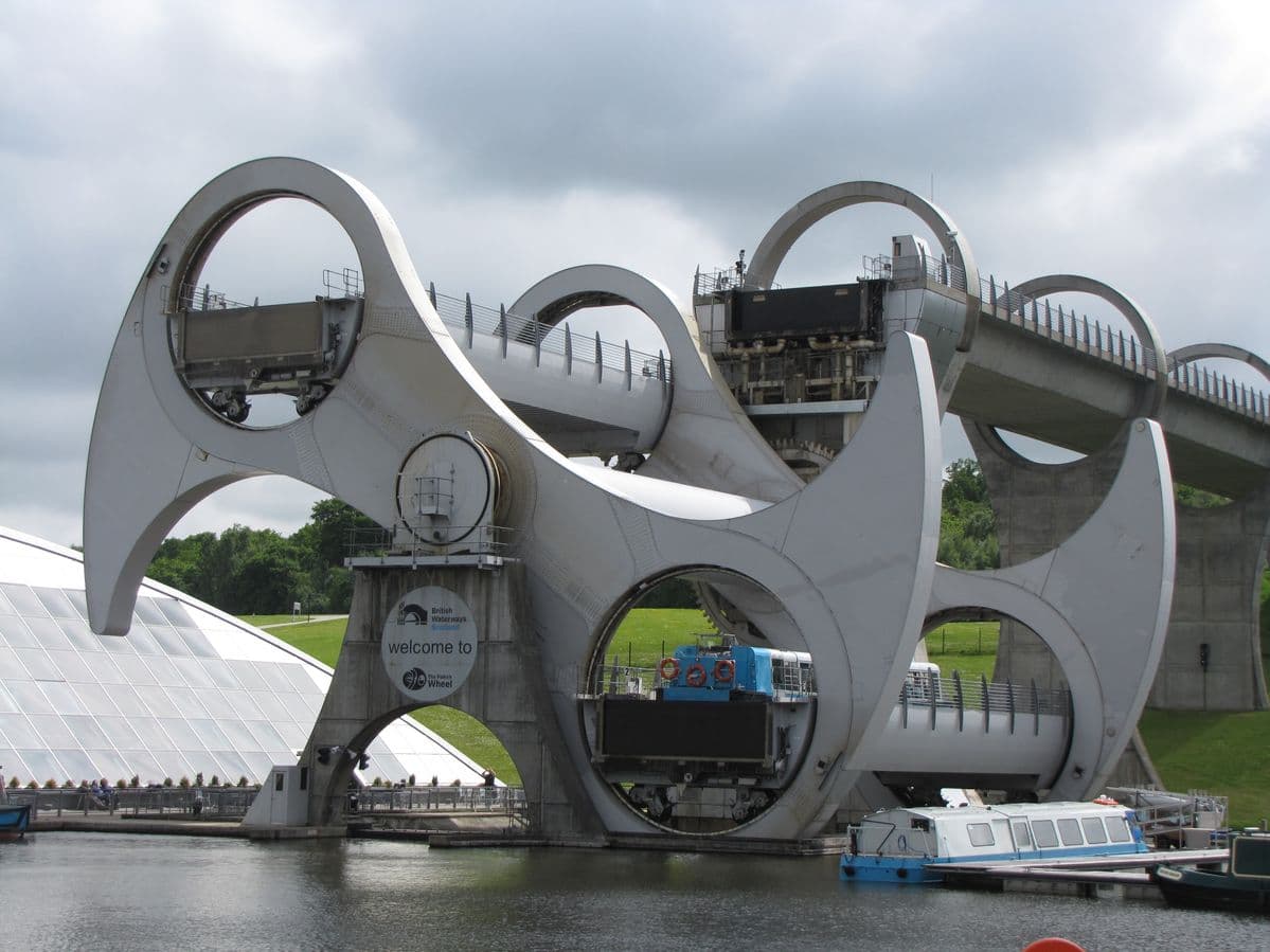 La imponente estructura de acero de la Rueda de Falkirk elevando un barco entre los dos canales de Escocia.
