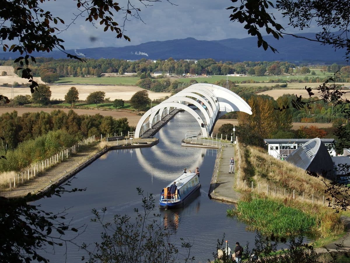 Barco turístico navegando por el acueducto elevado justo después de haber sido izado por la Rueda de Falkirk, Escocia.