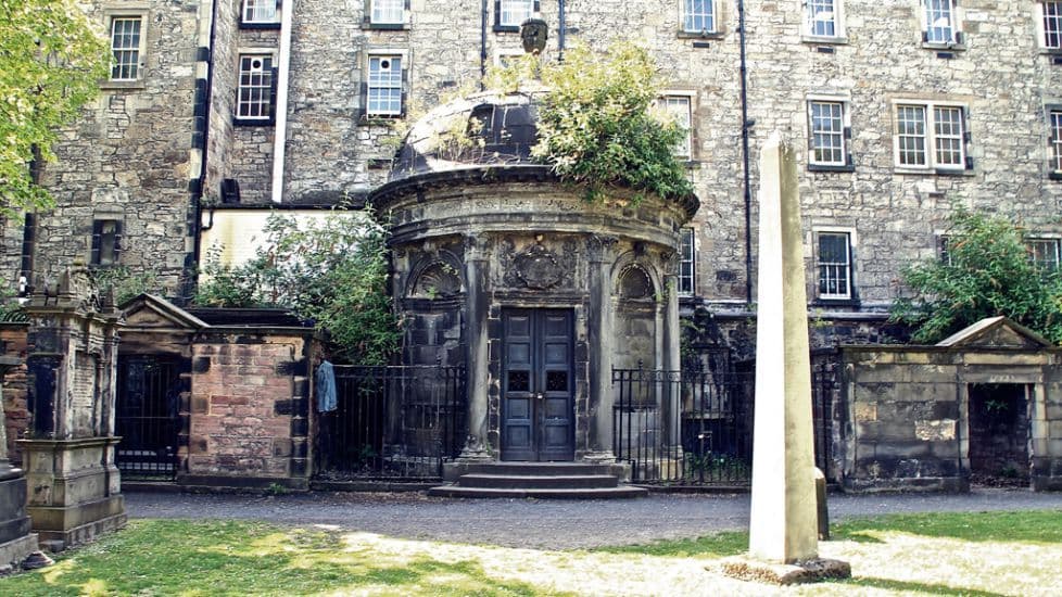 El mausoleo circular de George MacKenzie en el cementerio de Greyfriars.