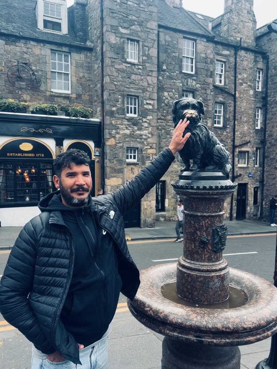El mito popular en Edimburgo dice que tocar la nariz de Boby es de buena suerte.