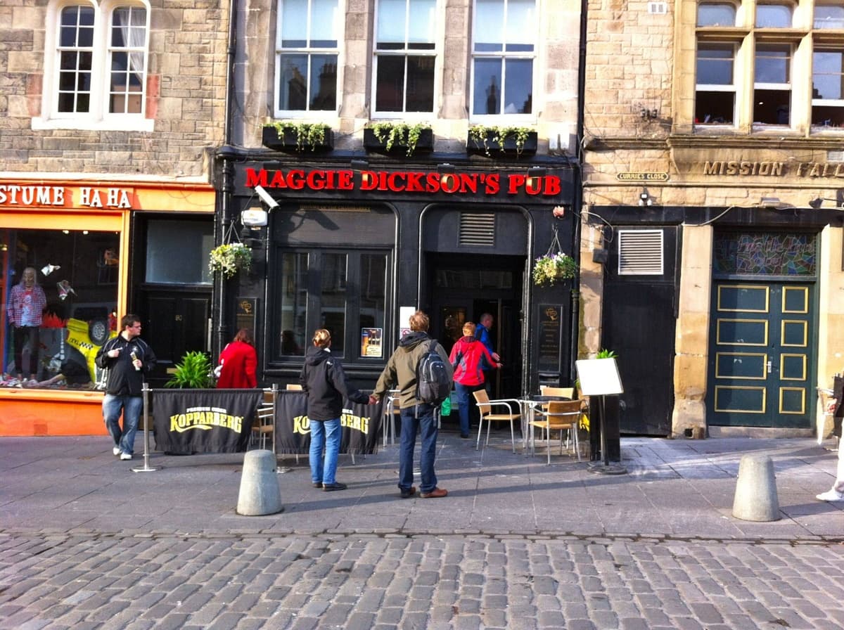 El histórico pub Maggie Dickson's en Grassmarket, nombrado en honor a la mujer que sobrevivió a su propia ejecución en la horca. Edimburgo.