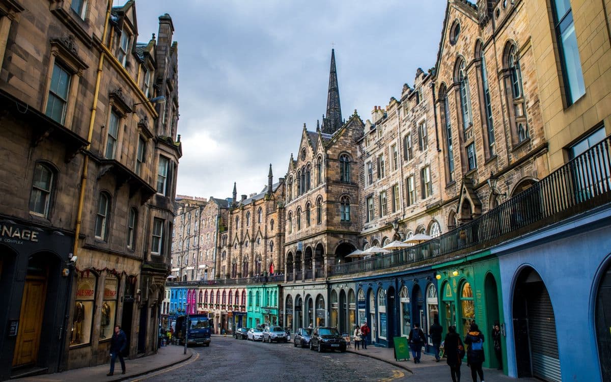 Las fachadas coloridas de Victoria Street, una de las calles más bonitas y fotografiadas de Edimburgo, Escocia.
