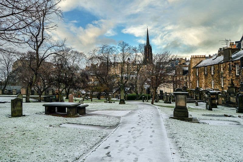 Cementerio de Greyfriars durante el invierno en Edimburgo, Escocia.