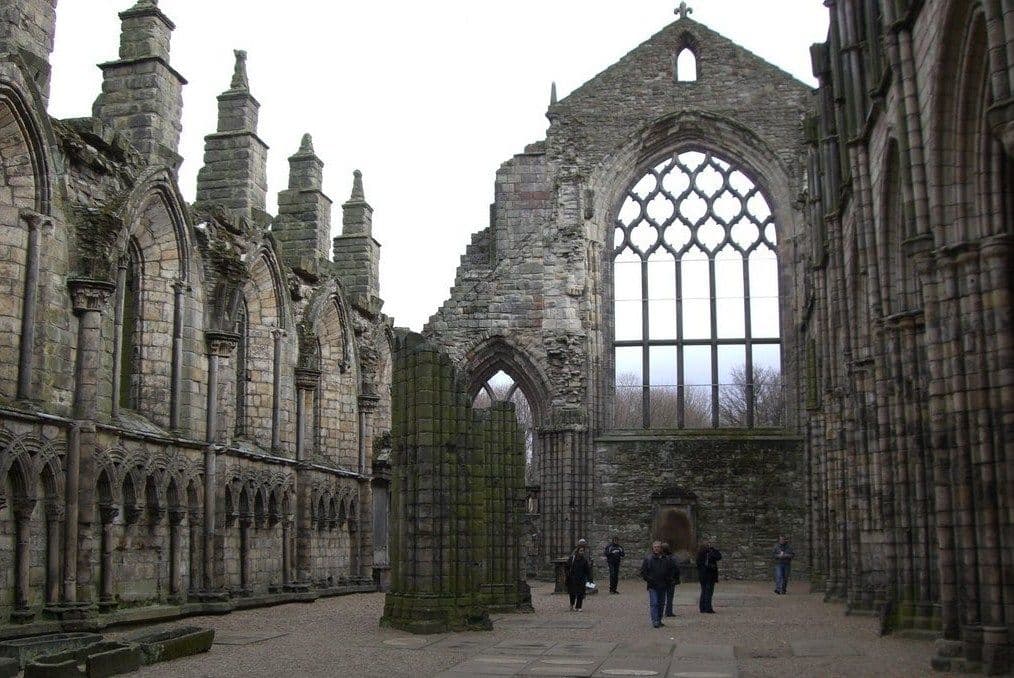 Las ruinas sin techo de la Abadía de Holyrood, junto al palacio en Edimburgo.