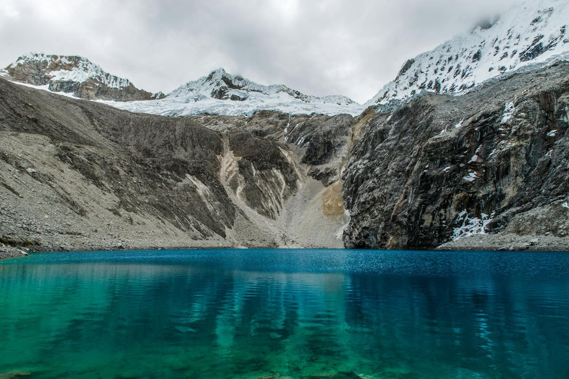 Laguna 69. It is one of the most spectacular natural jewels of the Cordillera Blanca, located in the Huascarán National Park, in the Áncash region.