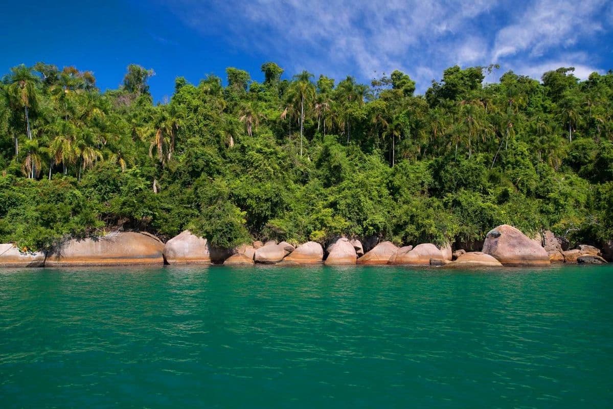 Crystal-clear water in Ilha Grande, especially in lagoons, due to the absence of large rivers bringing sediment.