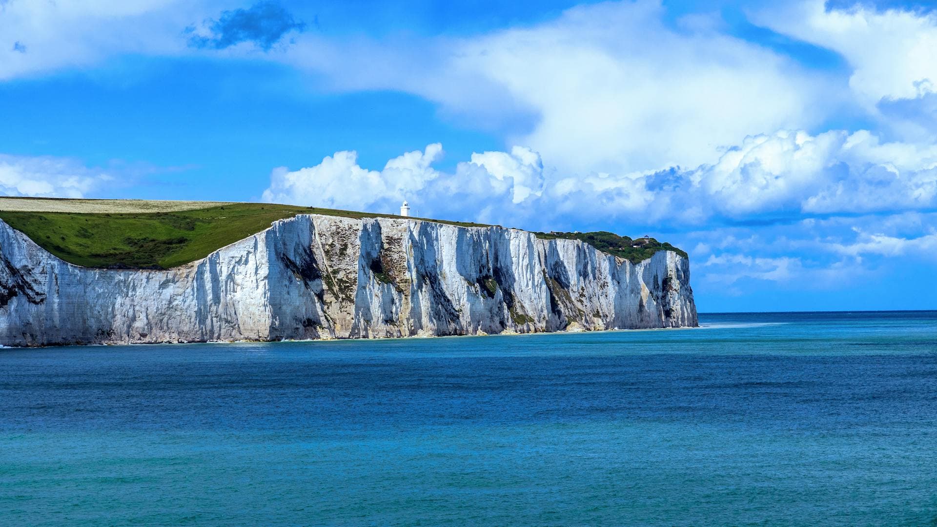 Impresionante vista de los acantilados blancos de Dover contra un cielo azul claro sobre el Mar del Norte.
