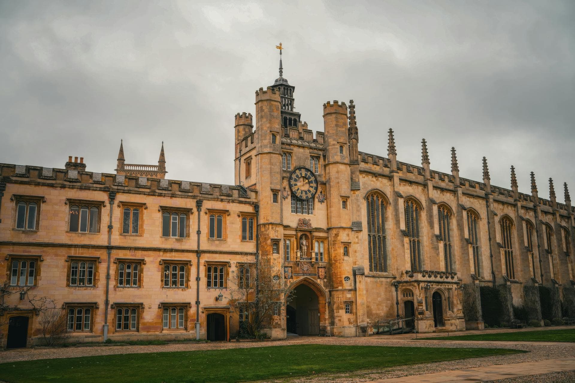 Una vista clásica de un edificio histórico de la Universidad de Oxford con arquitectura gótica.