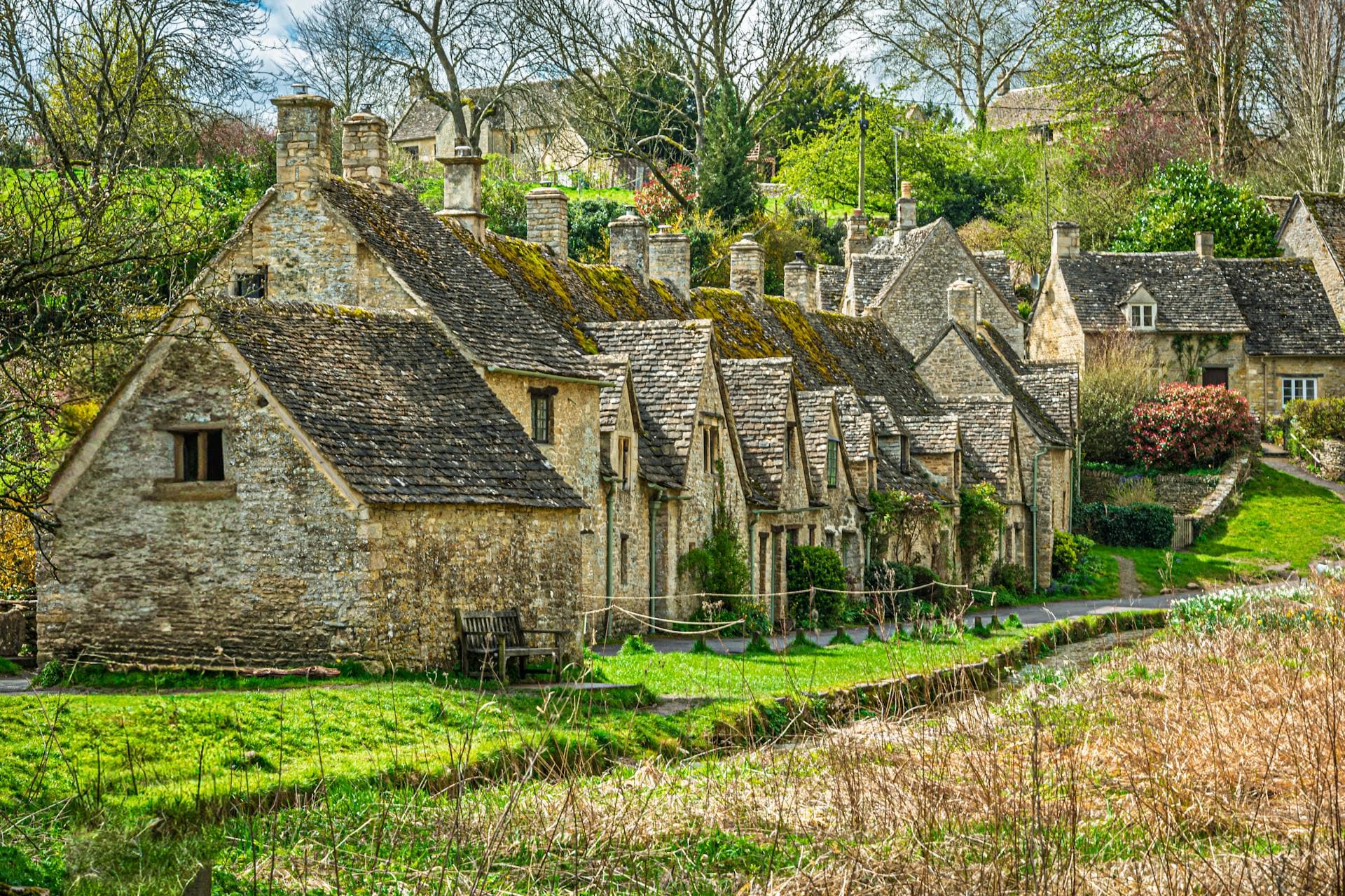 Encantadoras casas de piedra en la pintoresca campiña inglesa, ideales para los amantes del turismo y la naturaleza.