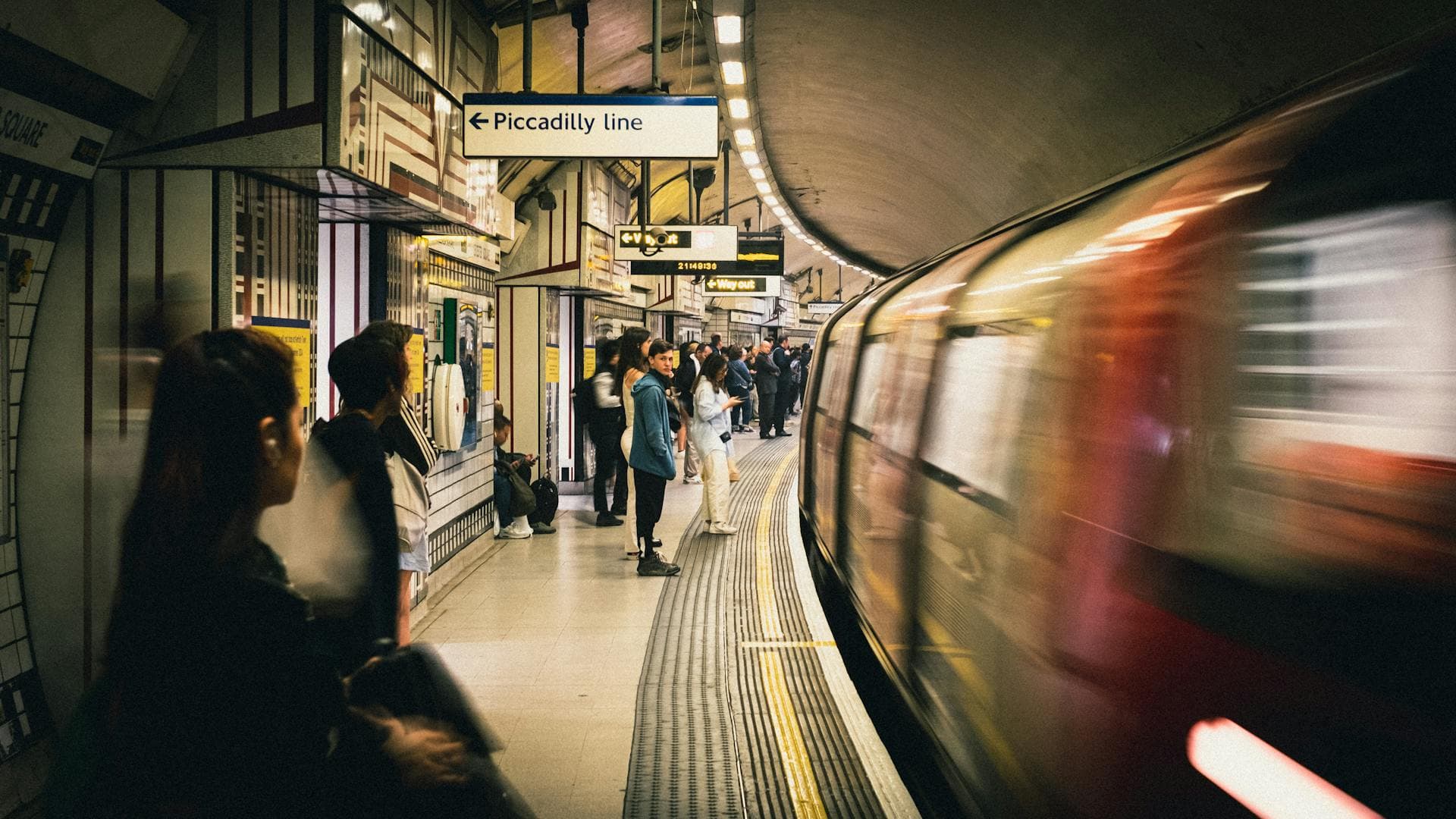 El metro utiliza un sistema avanzado donde simplemente pasas tu tarjeta o móvil por el lector amarillo al entrar y al salir (en autobuses solo al entrar). No olvides pasar la tarjeta al salir, ya que sino el sistema te cobrará la tarifa más cara.