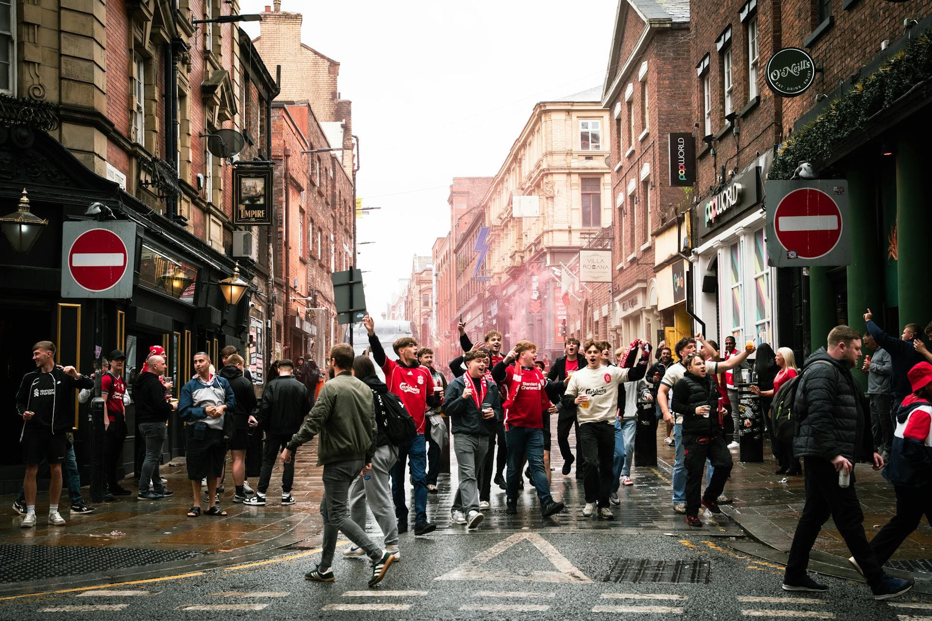 Aficionados Del Liverpool. En Inglaterra hay una cultura muy marcada por el fútbol. Liverpool, Inglaterra.