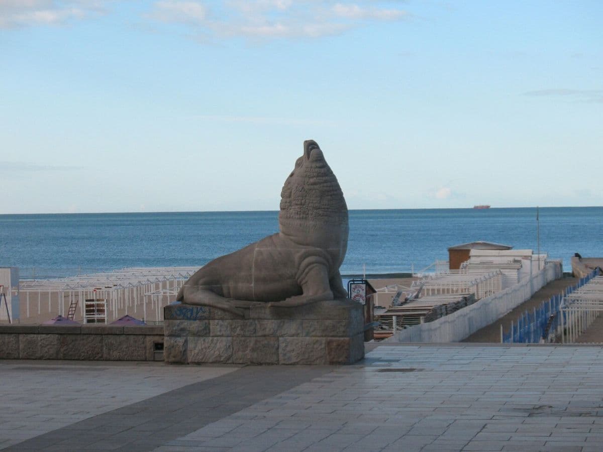 Icónico lobo de piedra en la rambla de Mar del Plata, Argentina.