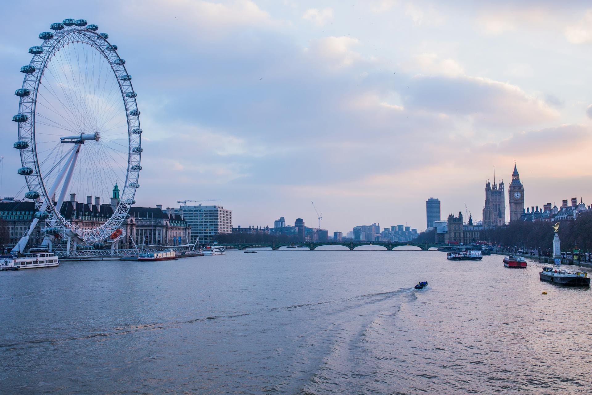 Vista panorámica del Westminster Bridge, el Big Ben y el London Eye sobre el río Támesis.