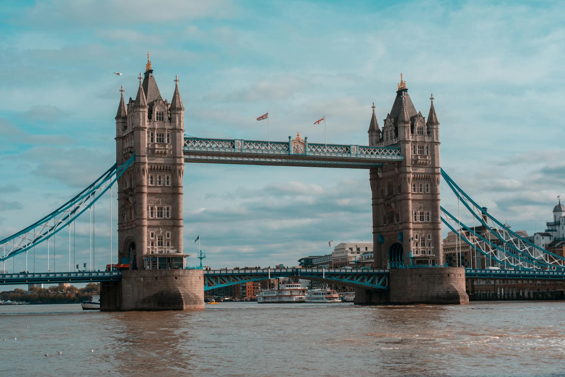 Tower Bridge cruzando el río Támesis, Londres, Inglaterra.