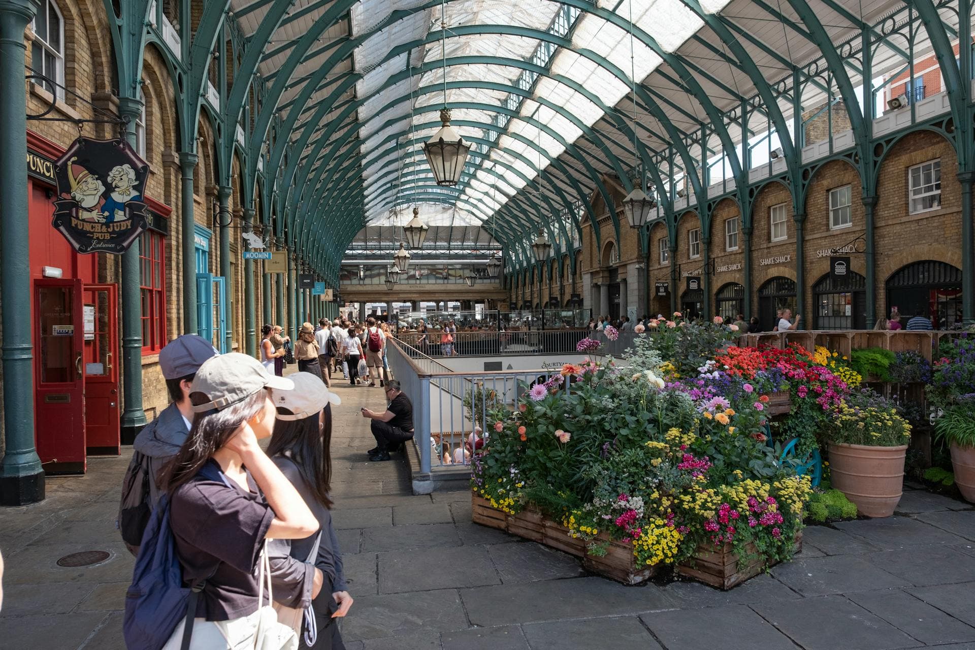 Flores vibrantes en el icónico mercado de Covent Garden de Londres.
