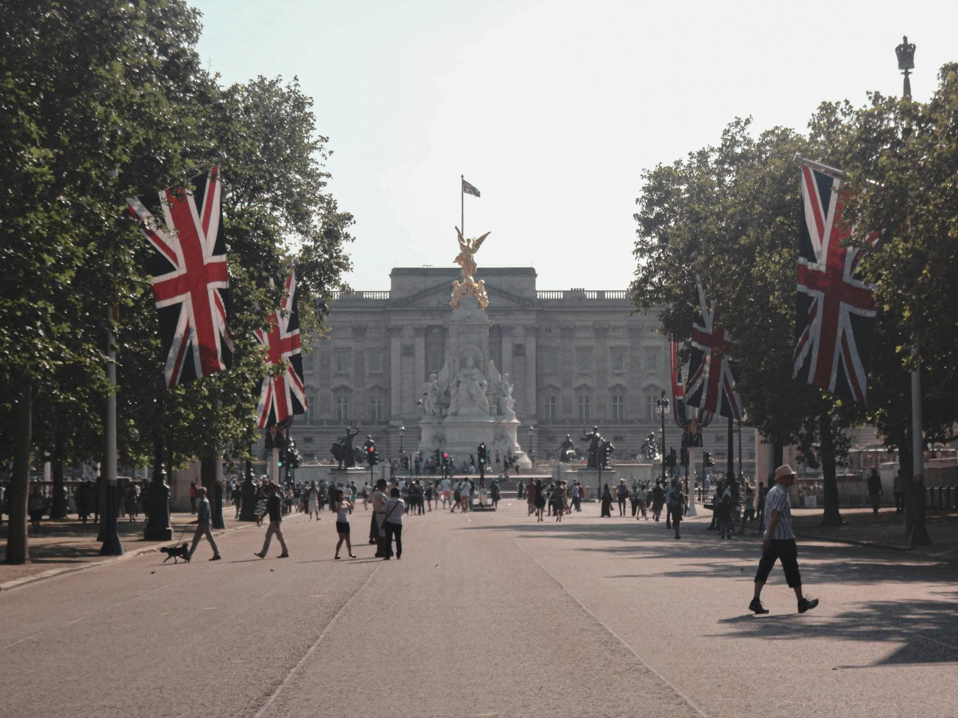 El palacio de Buckingham es la residencia oficial del monarca británico en Londres.
