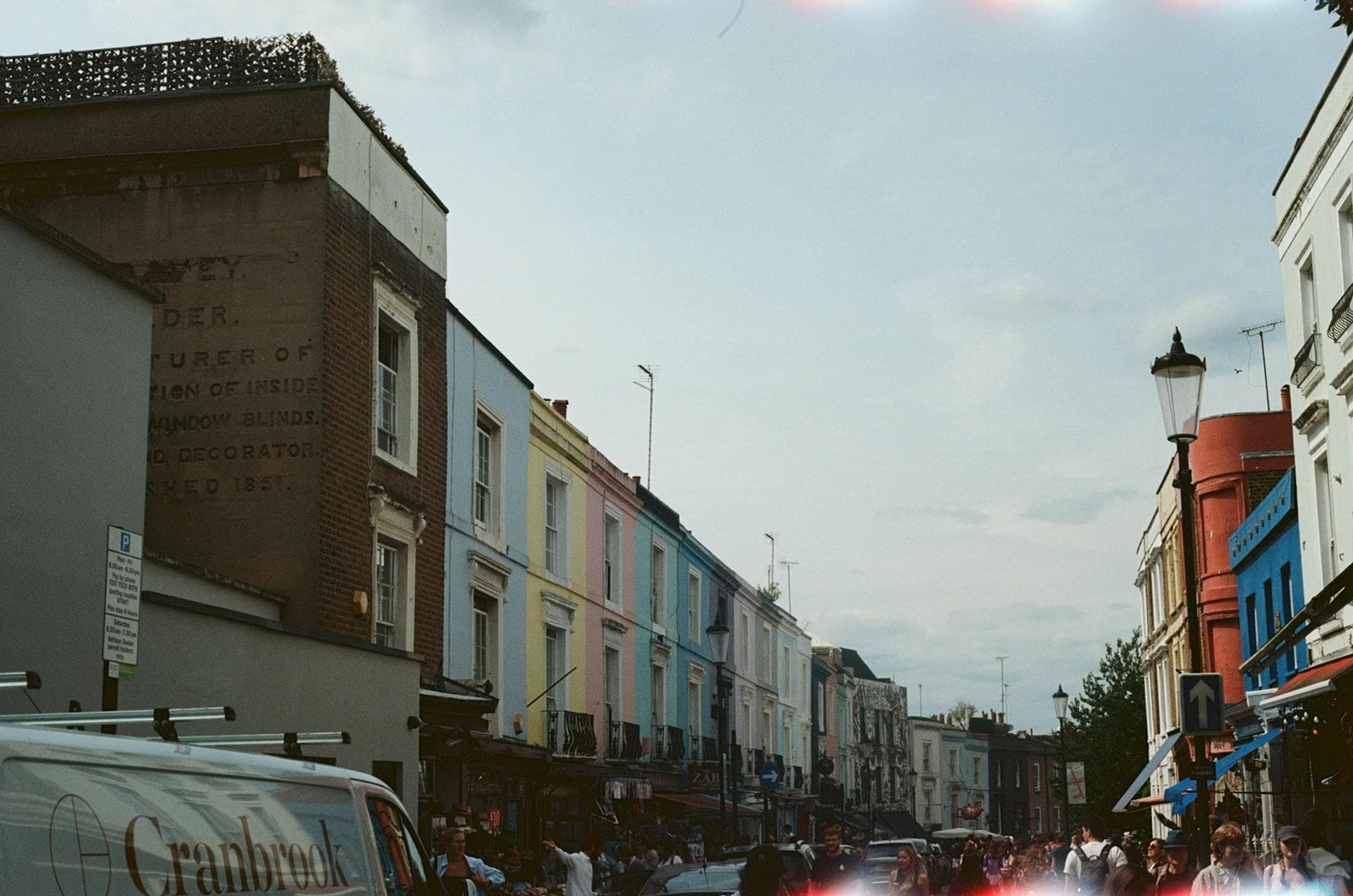 Notting Hill es un barrio vibrante y moderno. Las cafeterías de ambiente distendido se suceden en la bohemia Portobello Road, una calle famosa por su bullicioso mercadillo de antigüedades y ropa vintage.