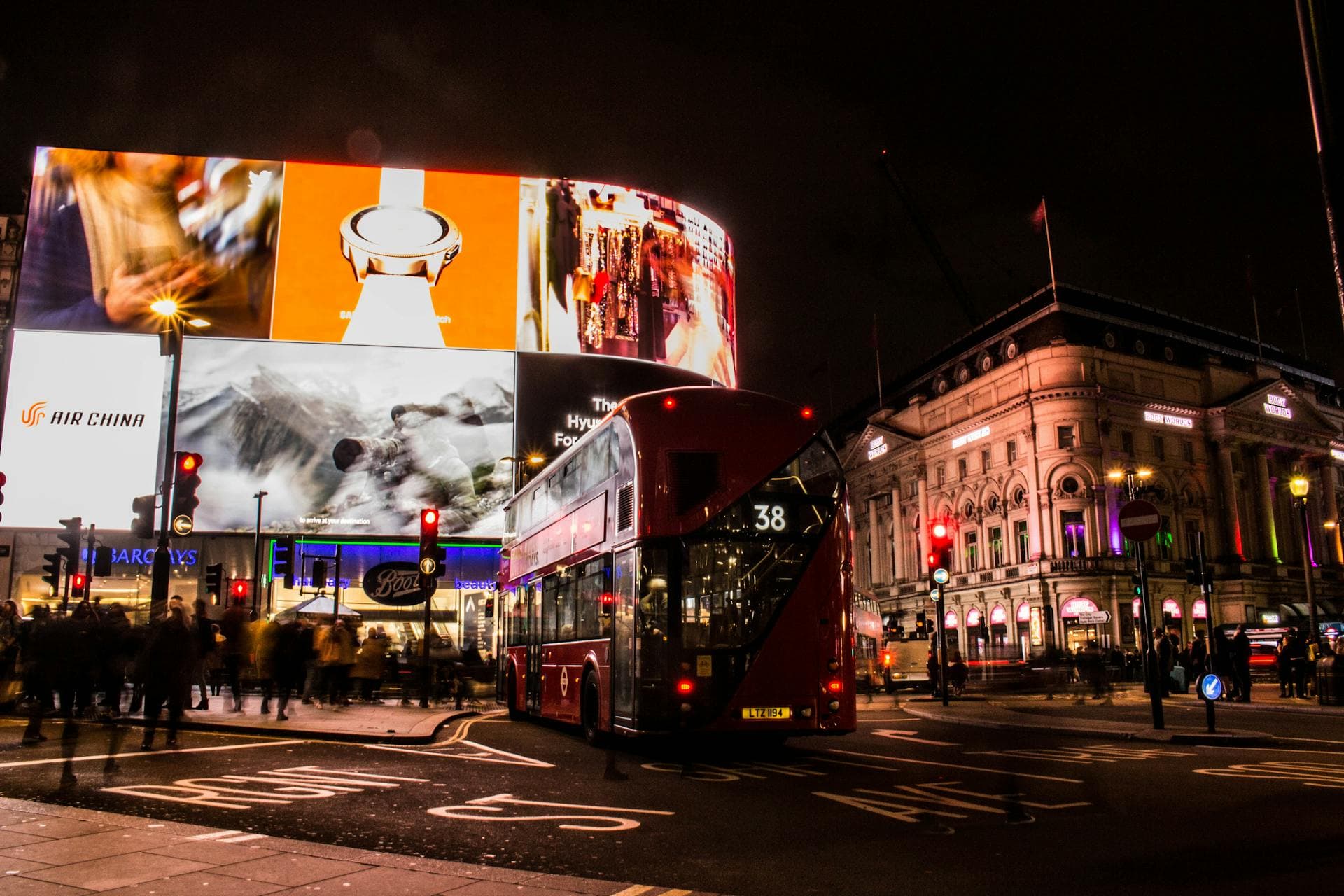 Piccadilly Circus es una famosa intersección y plaza en el West End de Londres, conocida como el 'Times Square londinense' por sus grandes pantallas luminosas y su ambiente vibrante.