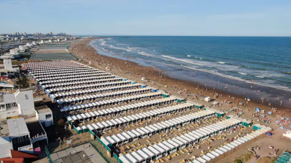 Playa de Punta Mogotes en la zona sur de Mar del Plata, Argentina.