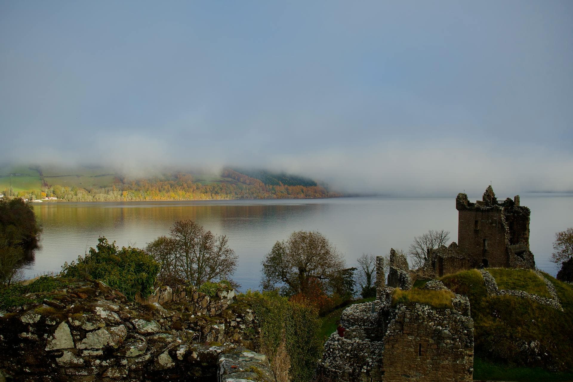 Ruinas del Castillo de Urquhart a orillas del Lago Ness bajo un cielo dramático de las Highlands.