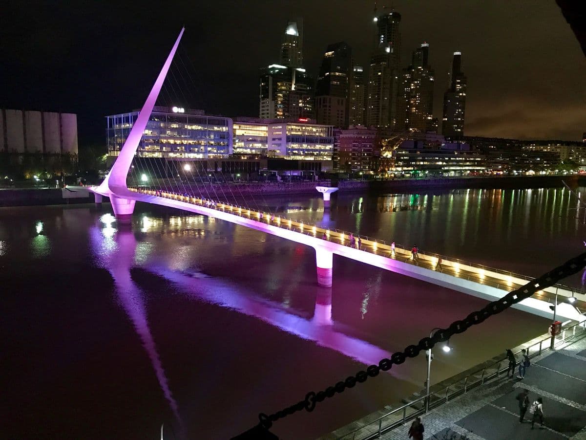 Puerto Madero es el barrio más joven y exclusivo, representando la transformación de un antiguo puerto en un centro de lujo.