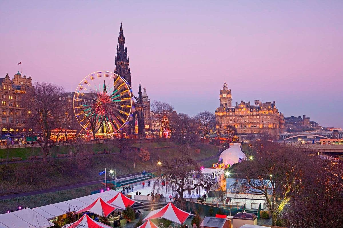 El maravilloso Mercado de Navidad en Princes Street Gardens, Edimburgo.