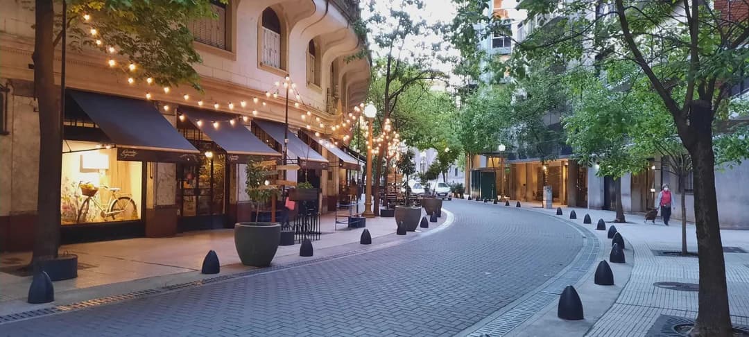 Retiro se caracteriza por combinar una arquitectura residencial de estilo francés con el nodo de transporte público más transitado.