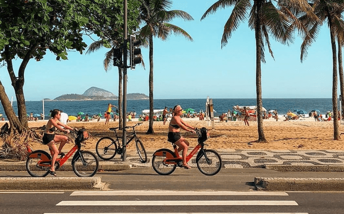Recorrer Río de Janeiro en bicicleta: barrios, costa y uno de los tramos más increíbles del mundo