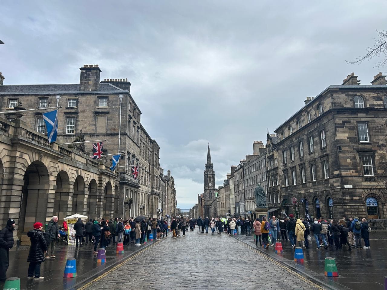 Vista en perspectiva de los edificios medievales y adoquines de la Royal Mile en el Old Town de Edimburgo, Escocia.