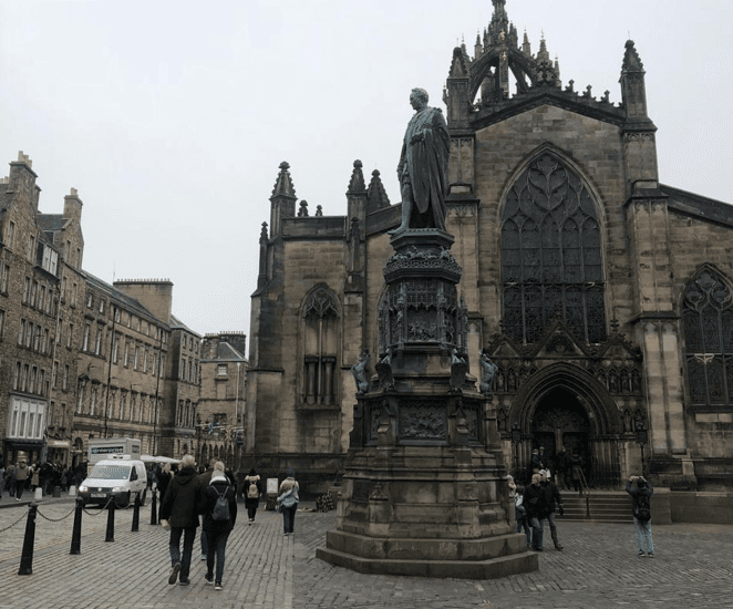 Fachada gótica de la Catedral de St. Giles en pleno corazón de la Royal Mile. Edimburgo, Escocia.