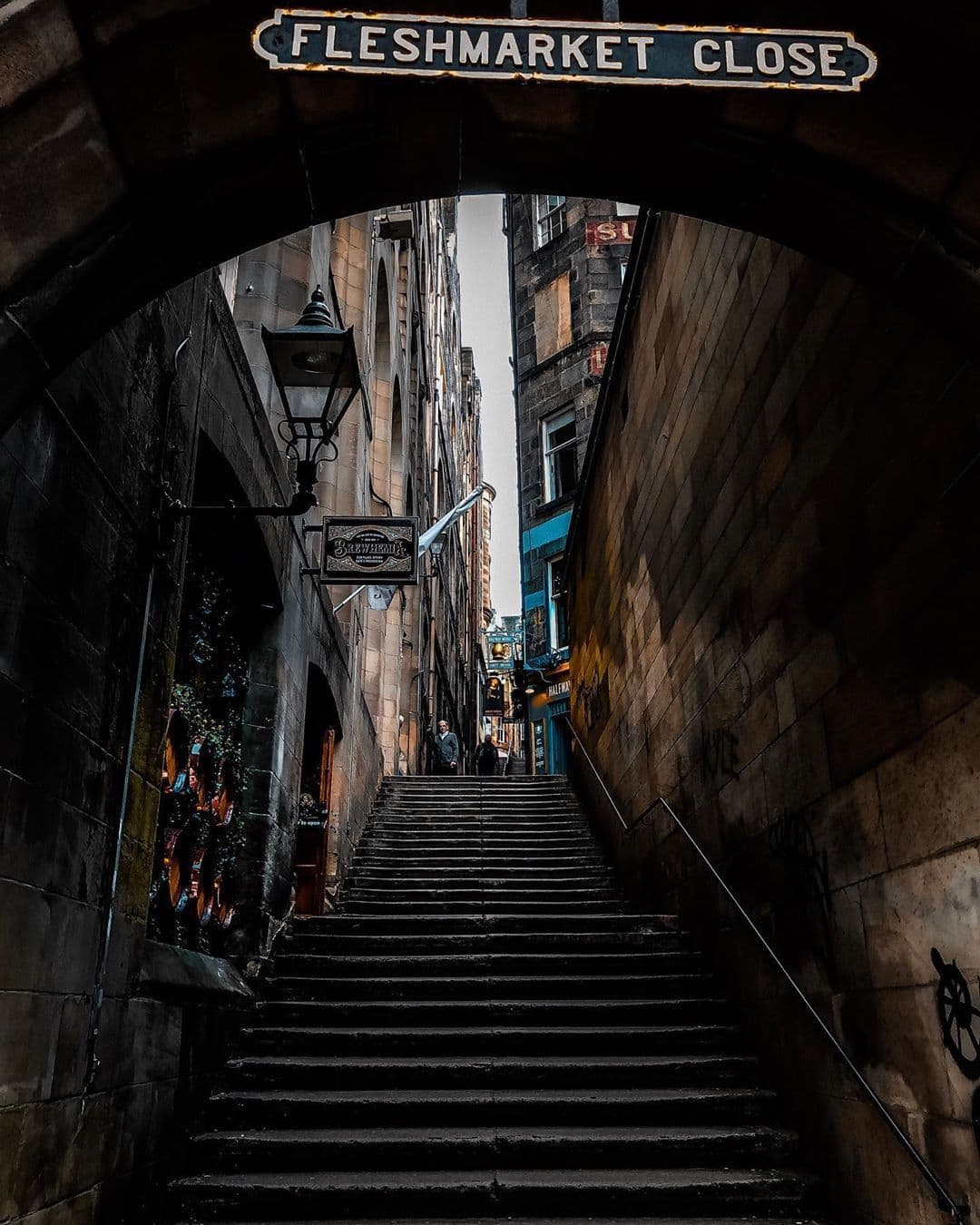 La Fleshmarket Close, es la conecta rápidamente la estación de tren Edinburgh Waverley con la Royal Mile en Edimburgo, Escocia.