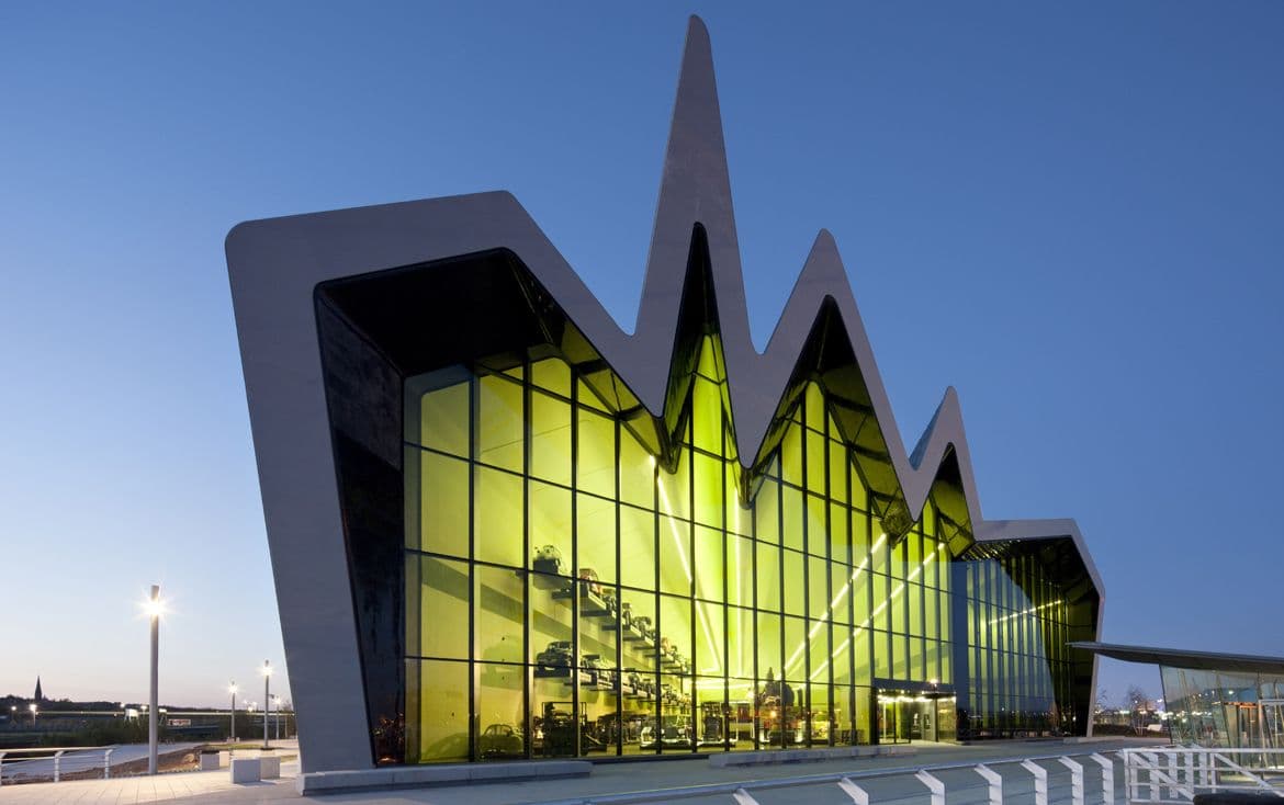 Fachada futurista de cristal y techo en zigzag del Museo Riverside a orillas del río Clyde. Glasgow, Escocia.