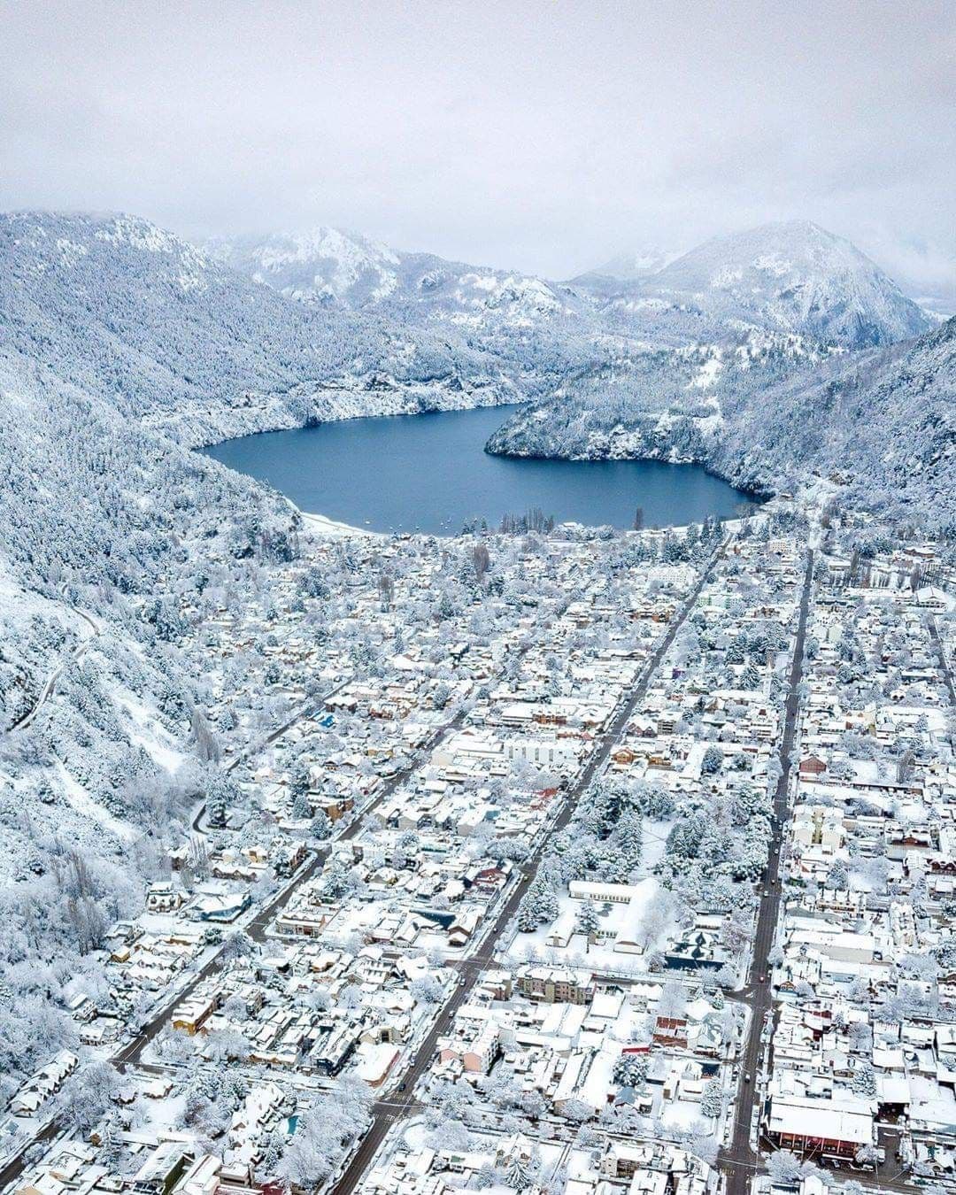San Martín de los Andes teñida de blanco en la temporada de nieve invernal.