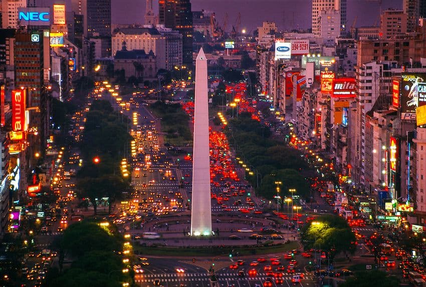 El Obelisco, en la Avenida 9 de Julio, Buenos Aires.