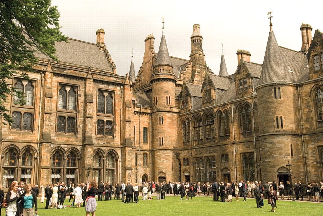 Vista del impresionante patio histórico de la Universidad de Glasgow, Escocia.