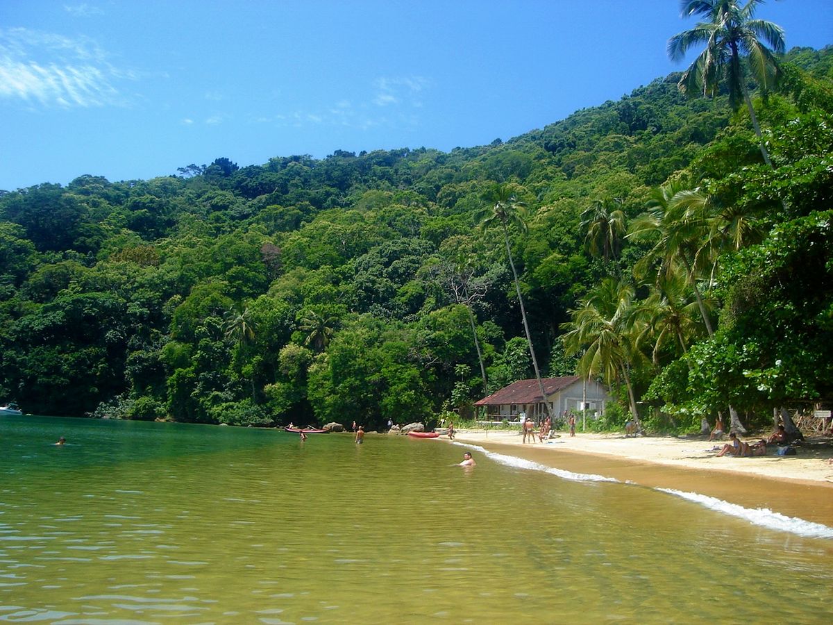 Parador pintoresco de playa frente a un mar sin olas en Abraãozinho, Ilha Grande.