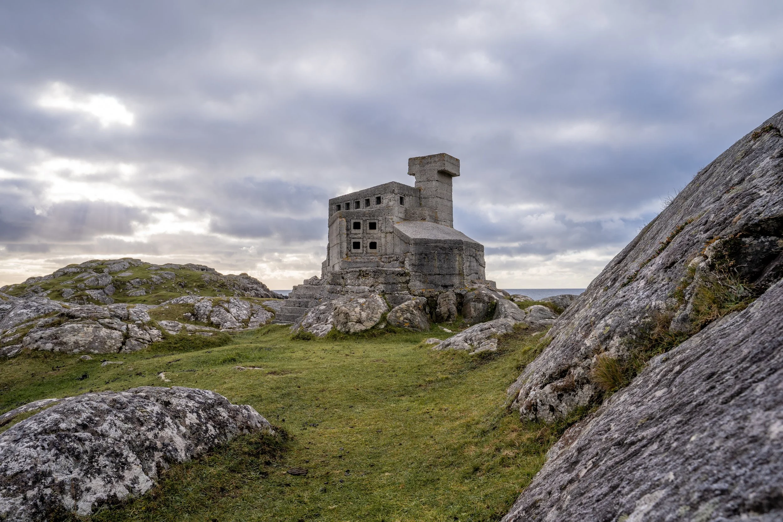 Detalle del Hermit’s Castle, la estructura de hormigón más pequeña de Europa incrustada en el paisaje rocoso de Assynt.
