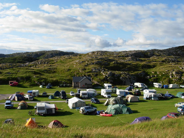 Cabañas y tiendas de campaña cerca de la orilla. Achmelvich es uno de los puntos de acampada más icónicos de las Highlands.