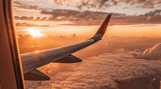 Vista desde la ventanilla de un avión.